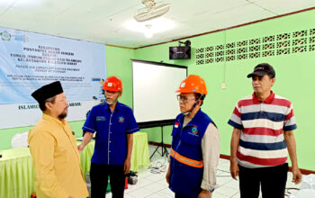 Ketua Forkis Kotabaru, Kota Bekasi, Drs. H. A.A Rudhiat bersama team trainer pelatihan Teknisi AC di ruang pelatihan Sekretaria Forkis Kotabaru, Kota Bekasi. (26/7/2025) Foto: Ist