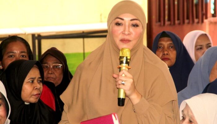 Angelina Sondakh Bagikan 10 Alquran di Maulid Nabi