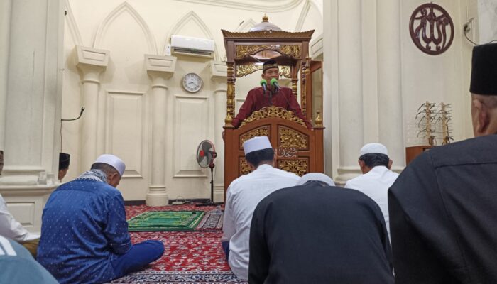 Ustadz Zen Roni: Tiga “Amin” di Tangga Mimbar, Pesan Mendalam Nabi Muhammad untuk Umat