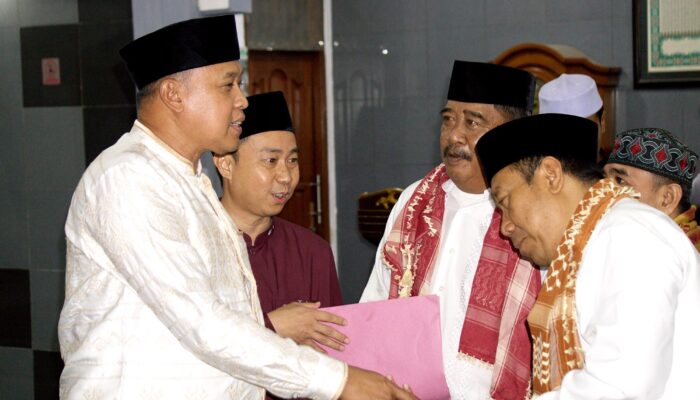 Tarawih Keliling Perdana, Wali Kota Bekasi Sambangi Masjid Jami Al Muhajirin Kota Baru