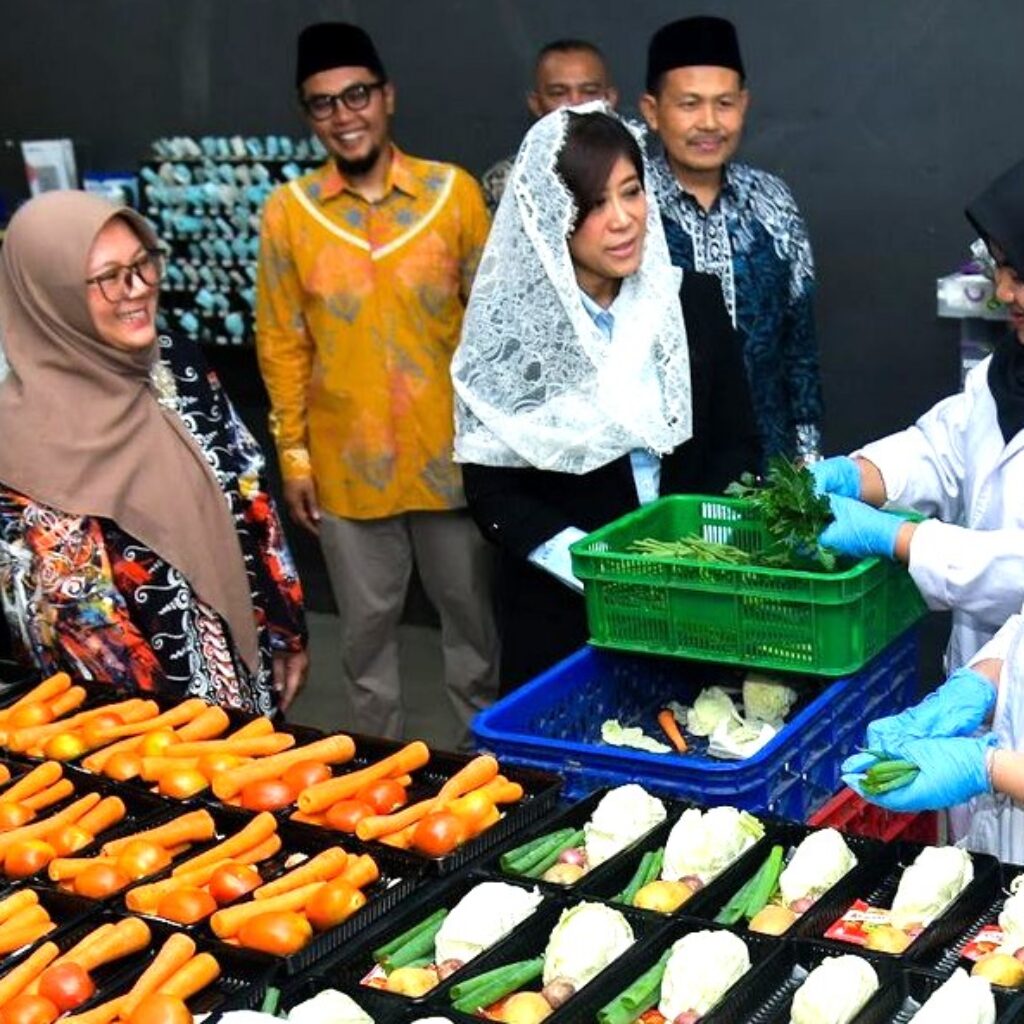 Menkomdigi Tinjau Koperasi Pesantren Al Ittifaq, Dorong Model Koperasi Merah Putih Berbasis Komunitas