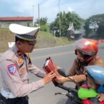Bagi-Bagi Helm dan Mainan Gratis, Polres Purwakarta Beri Edukasi Keselamatan Anak Sejak Dini