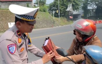 Bagi-Bagi Helm dan Mainan Gratis, Polres Purwakarta Beri Edukasi Keselamatan Anak Sejak Dini