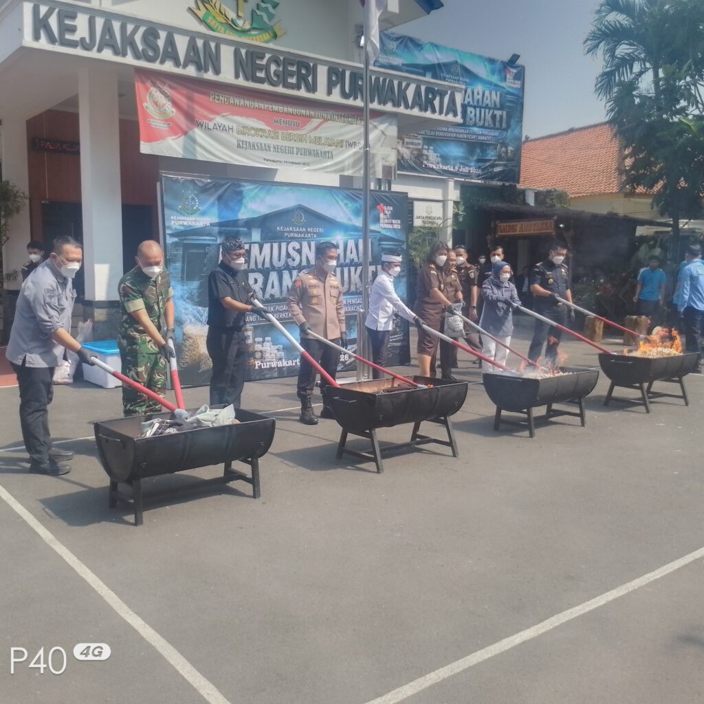 Kejari Purwakarta Musnahkan Barang Bukti Berkekuatan Hukum Tetap, Libatkan Pelajar untuk Edukasi Pencegahan Kejahatan