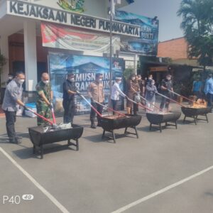 Kejari Purwakarta Musnahkan Barang Bukti Berkekuatan Hukum Tetap, Libatkan Pelajar untuk Edukasi Pencegahan Kejahatan
