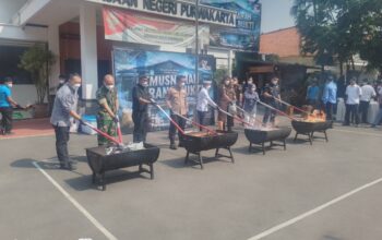 Kejari Purwakarta Musnahkan Barang Bukti Berkekuatan Hukum Tetap, Libatkan Pelajar untuk Edukasi Pencegahan Kejahatan