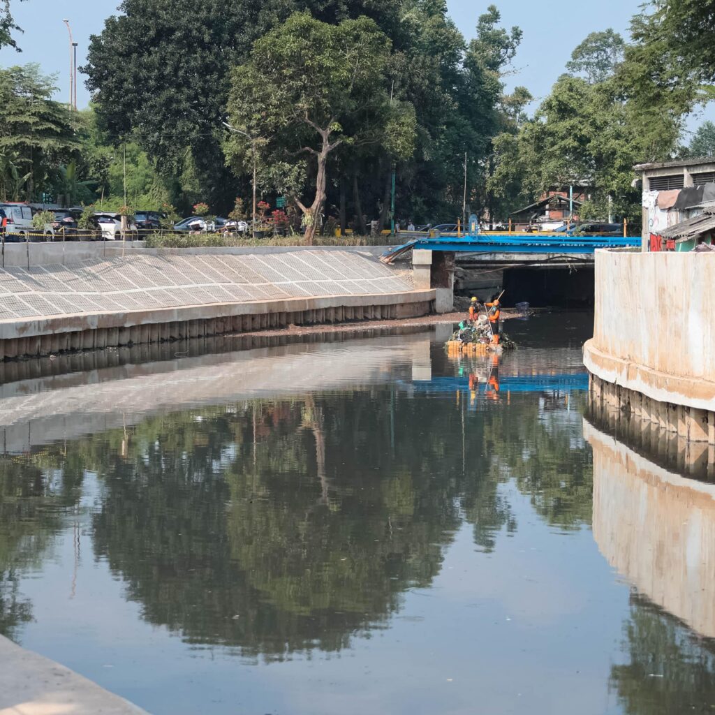 Pramono Anung Pastikan Sisa Proyek Tanggul Kali Grogol 600 Meter Segera Digarap