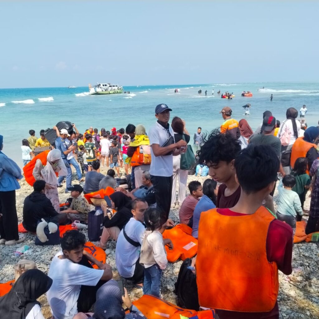 Kapal KM Makmur Jaya Mati Mesin, Ratusan Penumpang Terombang-Ambing di Laut