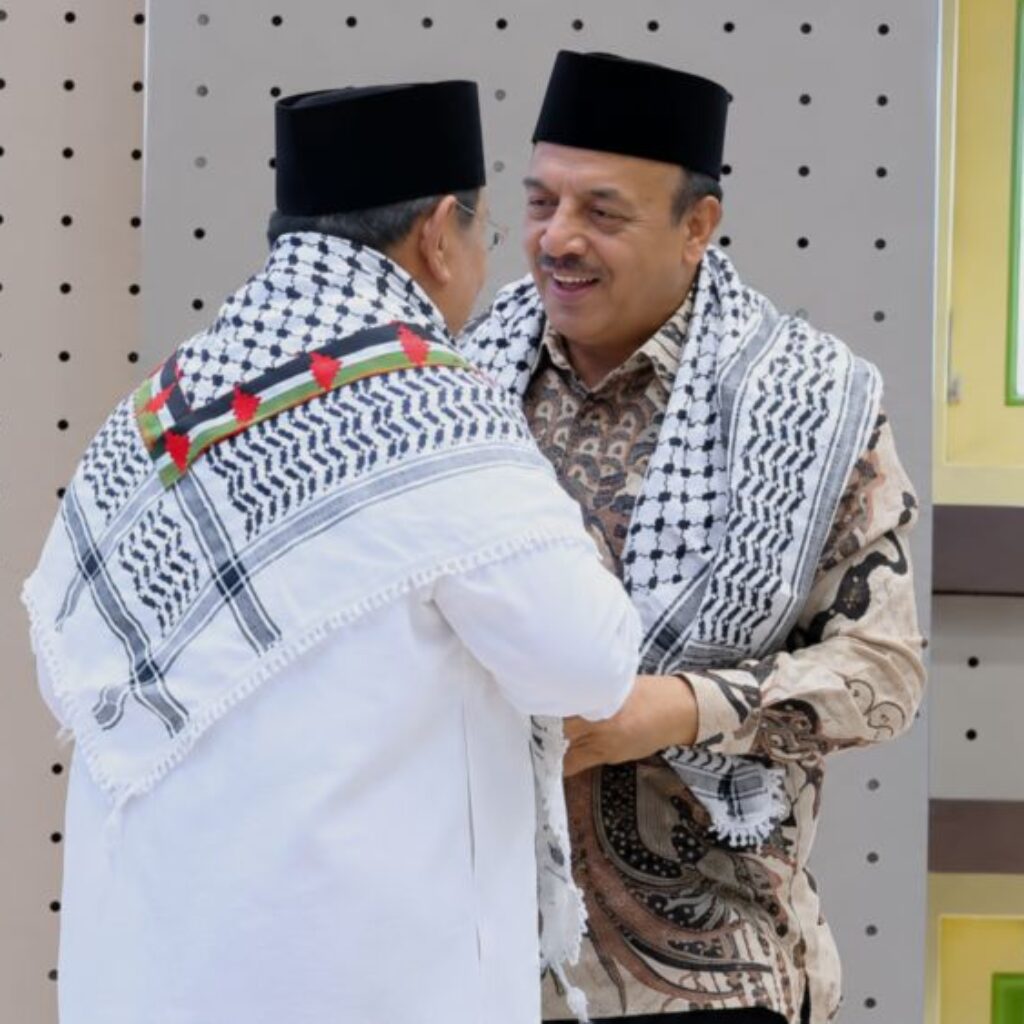 Prabowo Serukan “Free Palestine” di Gontor, Dubes Palestina Kalungkan Keffiyeh
