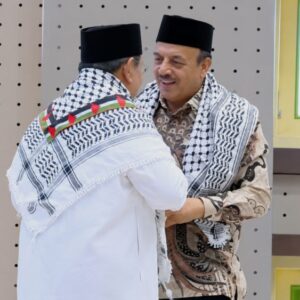 Prabowo Serukan “Free Palestine” di Gontor, Dubes Palestina Kalungkan Keffiyeh