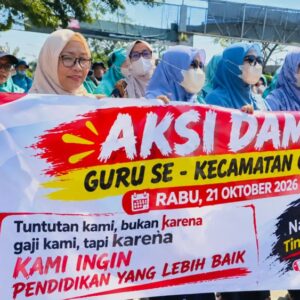 Ratusan Guru di Lamongan Gelar Aksi, Desak Kasus Dugaan Penganiayaan Kepala MI oleh Oknum TNI Diusut Tuntas