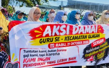 Ratusan Guru di Lamongan Gelar Aksi, Desak Kasus Dugaan Penganiayaan Kepala MI oleh Oknum TNI Diusut Tuntas