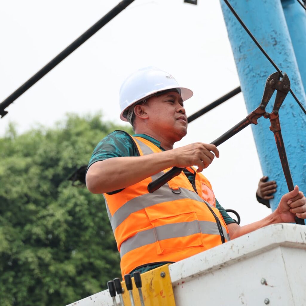 Wali Kota Bekasi Tertibkan Kabel Fiber Optik di Jalan Raya Pondok Gede